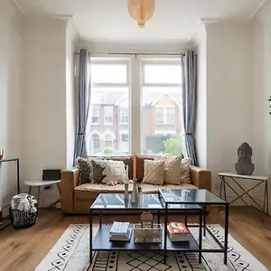 Alross With Breakfast , London United Kingdom